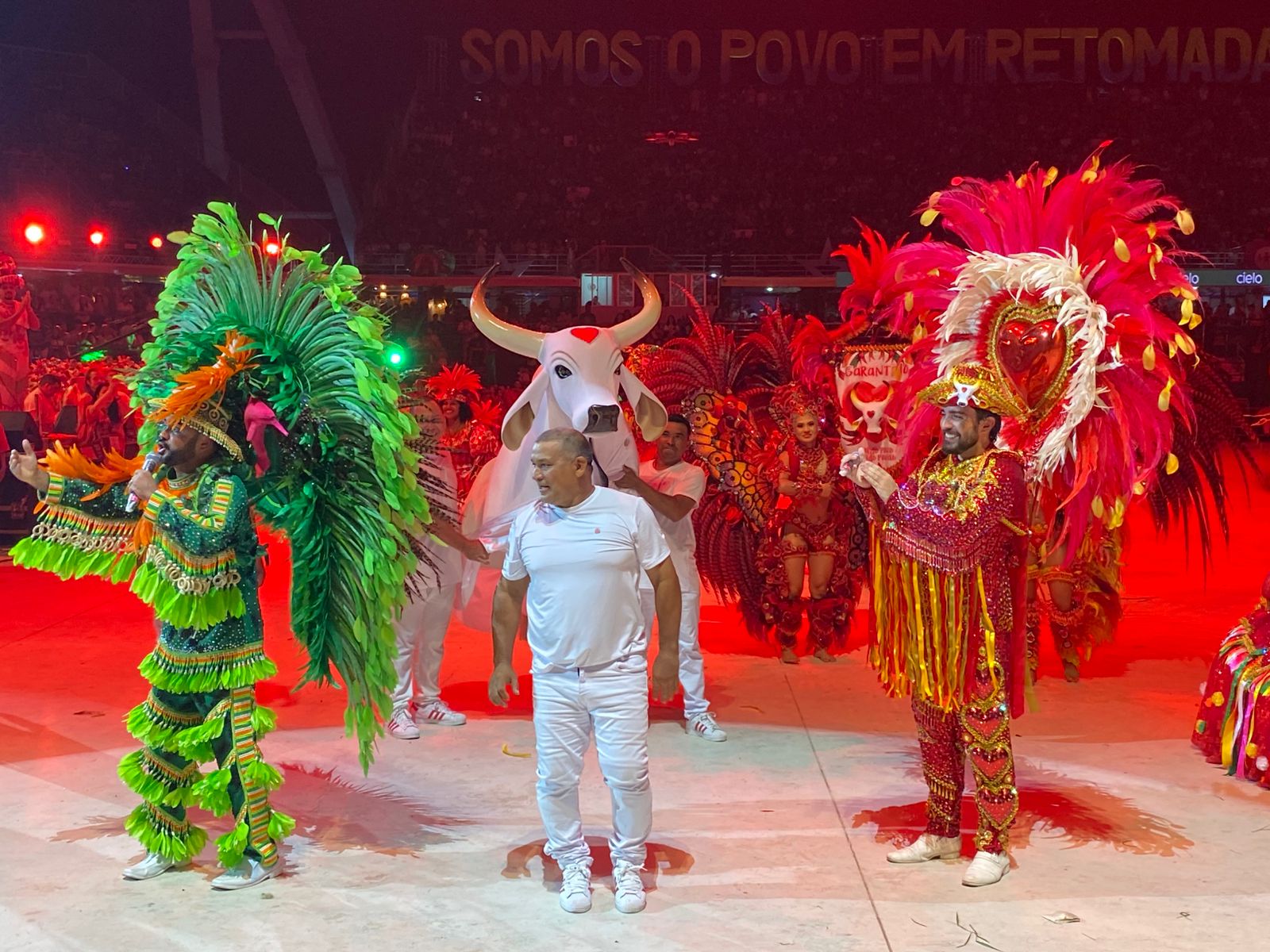 Piçanã passa o legado de tripa do boi Garantido ao filho