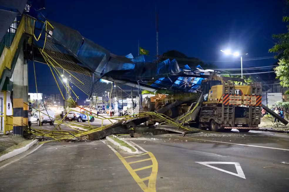 Demolição da passarela na Avenida Torquato Tapajós altera trânsito neste domingo