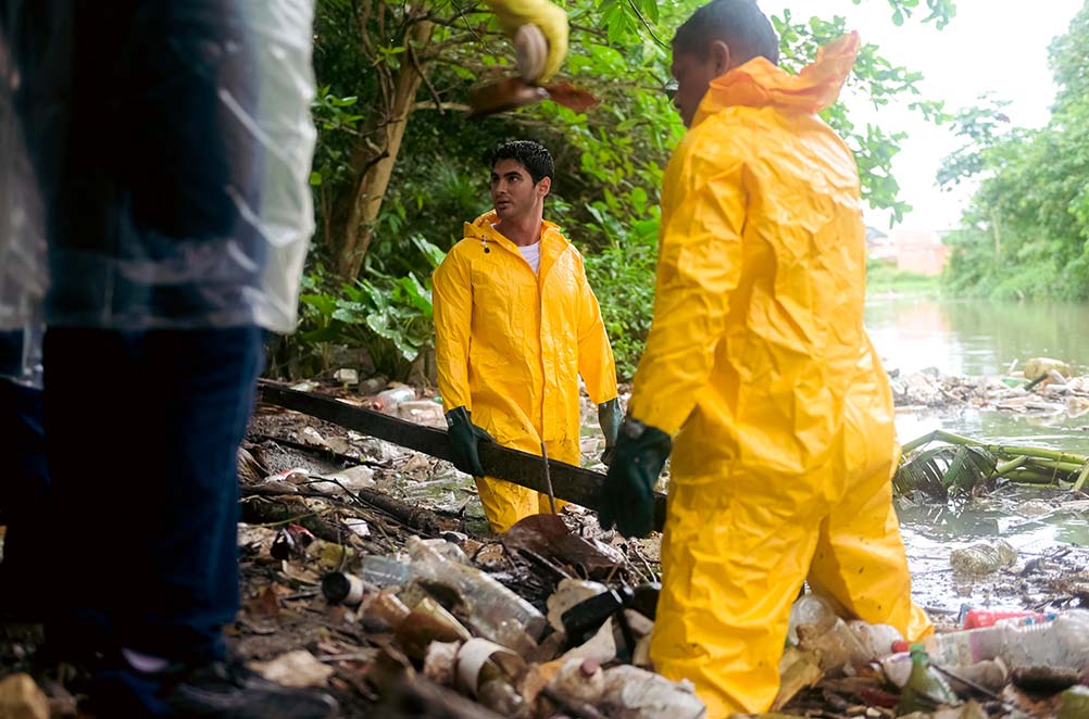 Mutirão retira 4 toneladas de lixo e expõe abandono dos igarapés em Manaus