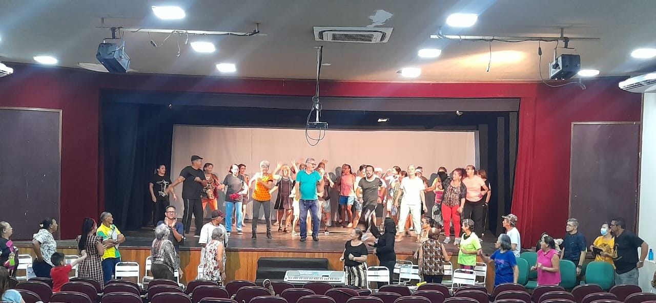 Alunos do Liceu Cláudio Santoro apresentam espetáculo que resgata músicas dos anos 80