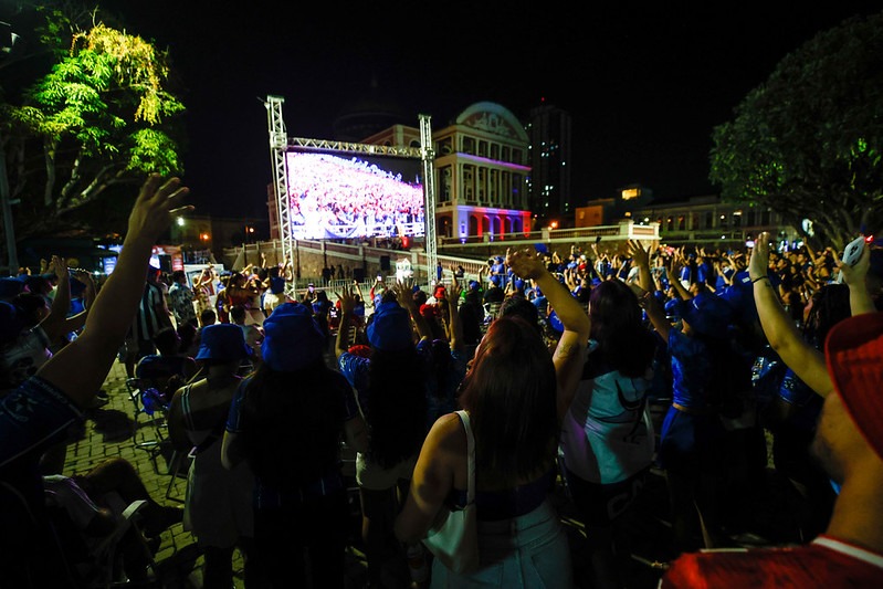 Largo de São Sebastião reúne torcidas na transmissão do Festival de Parintins 2026