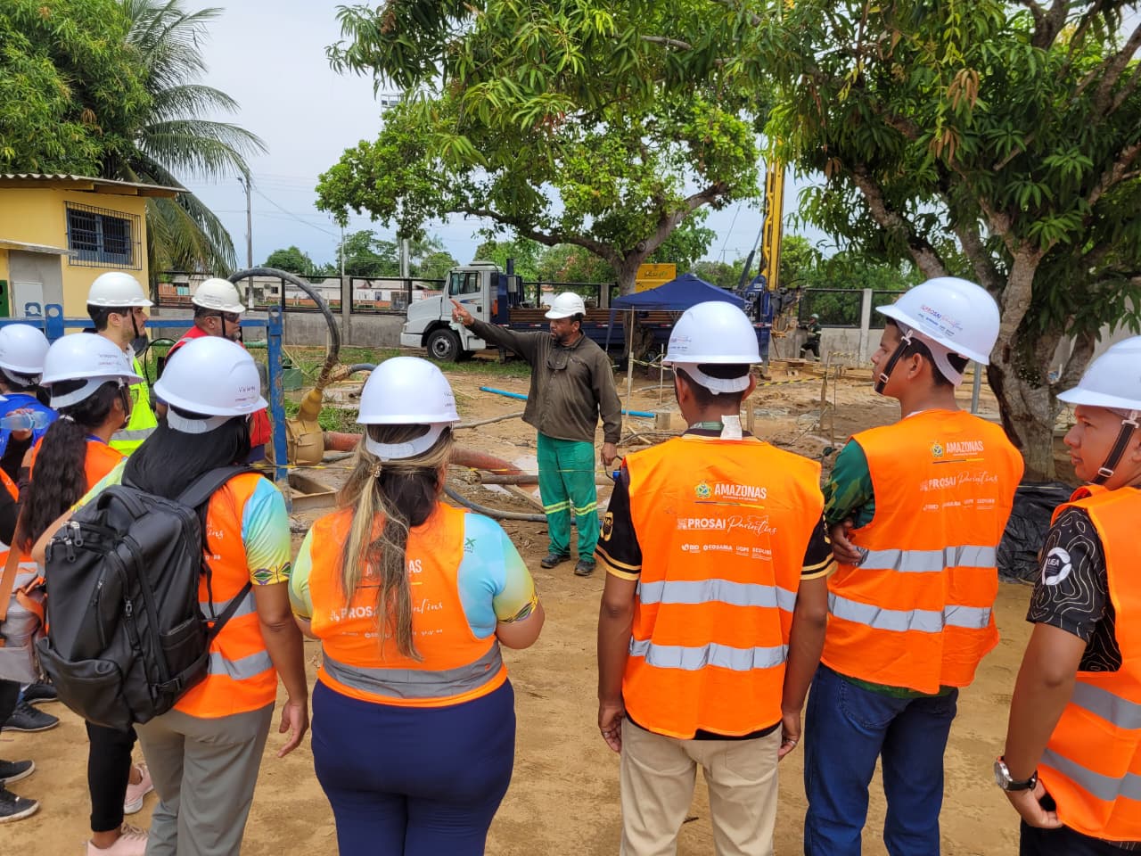 Acadêmicos da UEA visitam obras do Prosai Parintins e conhecem avanços do programa