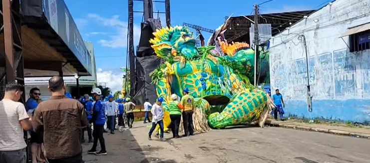 Vídeo: Alegoria do Caprichoso desaba durante traslado para o Bumbódromo