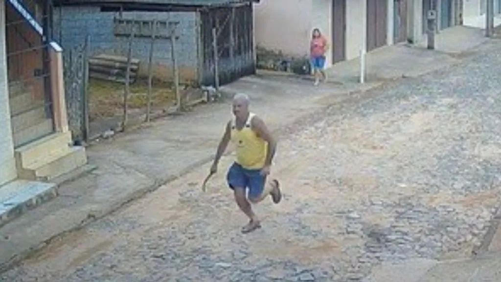 Vídeo: Idoso invade casa e persegue vizinha com foice, mas ela é mais rápida