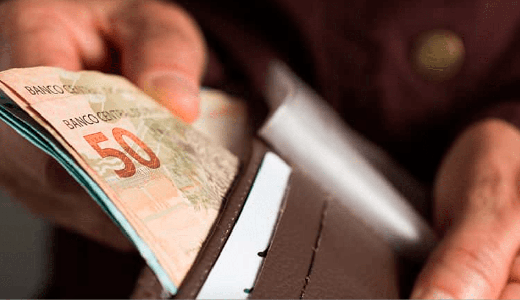 Governo do AM começa a pagar a primeira parcela do 13º salário para servidores estaduais