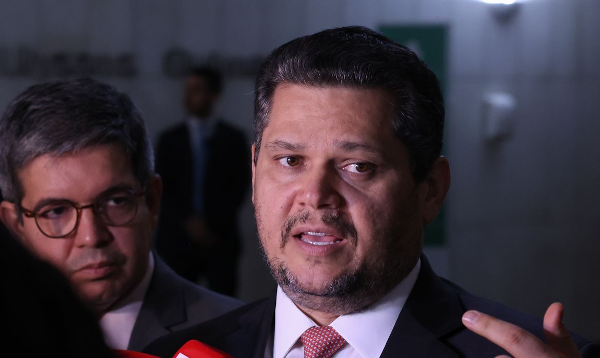 Alcolumbre envia PEC do fim da escala 6x1 para CCJ do Senado