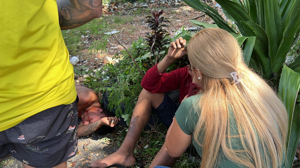 Vídeo: suspeitos de assaltar mulher são linchados por moradores no São José