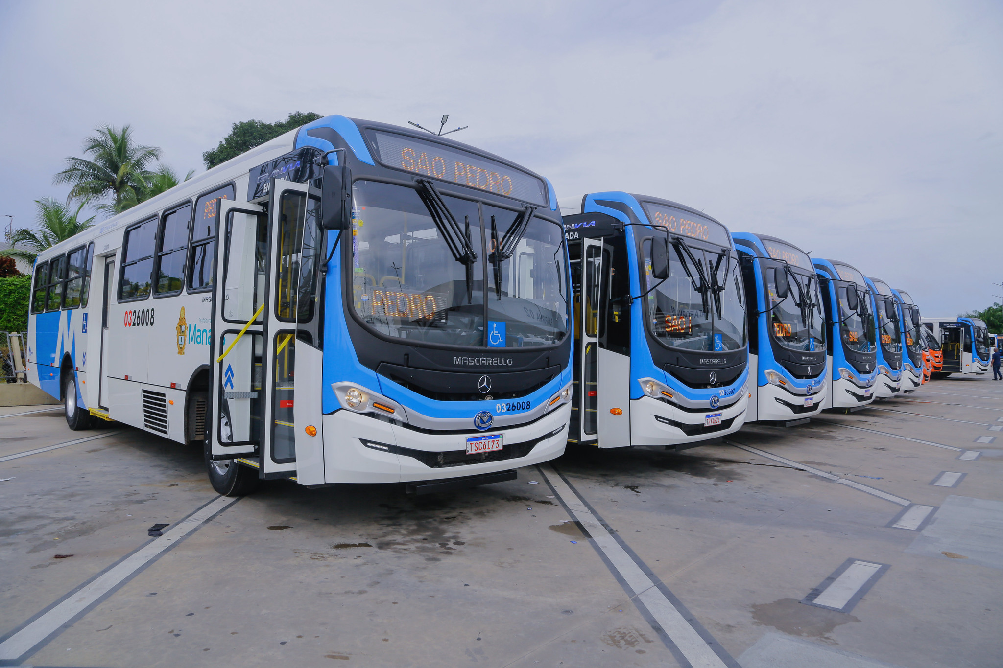 Com a meta de 120 ônibus em 2025, David Almeida entrega mais 23 novos ônibus