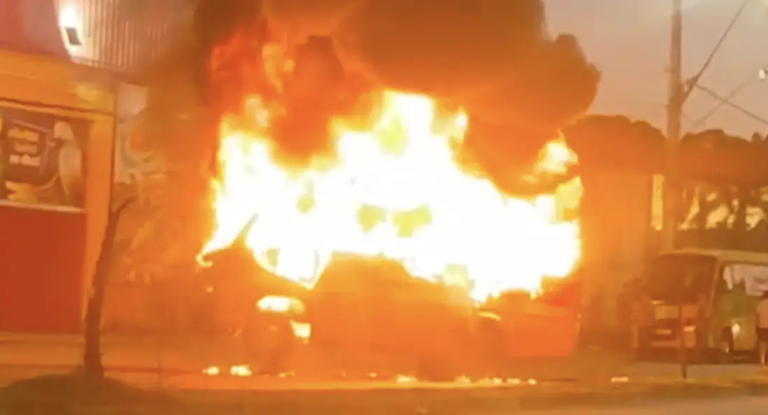 Vídeo: micro-ônibus é incendiado em Manaus durante protesto de trabalhadores do transporte alternativo