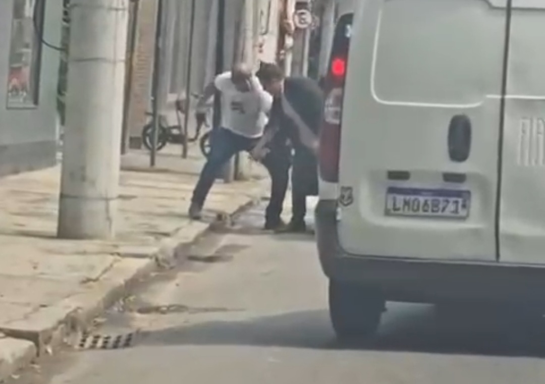 Imagens fortes: Policial Federal mata assaltante no meio da rua