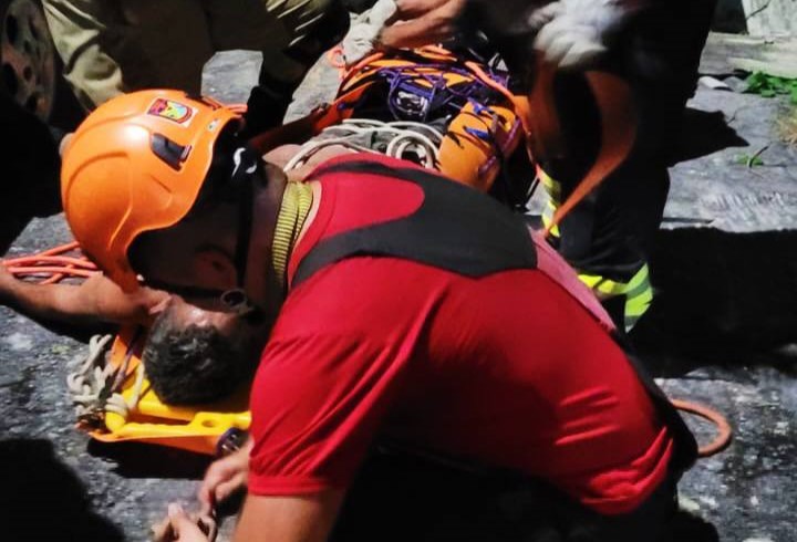 Vídeo: Bombeiros resgatam homem que caiu de barranco de 60 metros de altura em Manaus