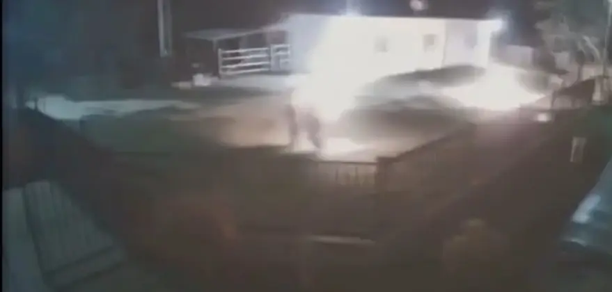 Vídeo: Mulher pula na piscina após ter o corpo incendiado pelo marido em MG