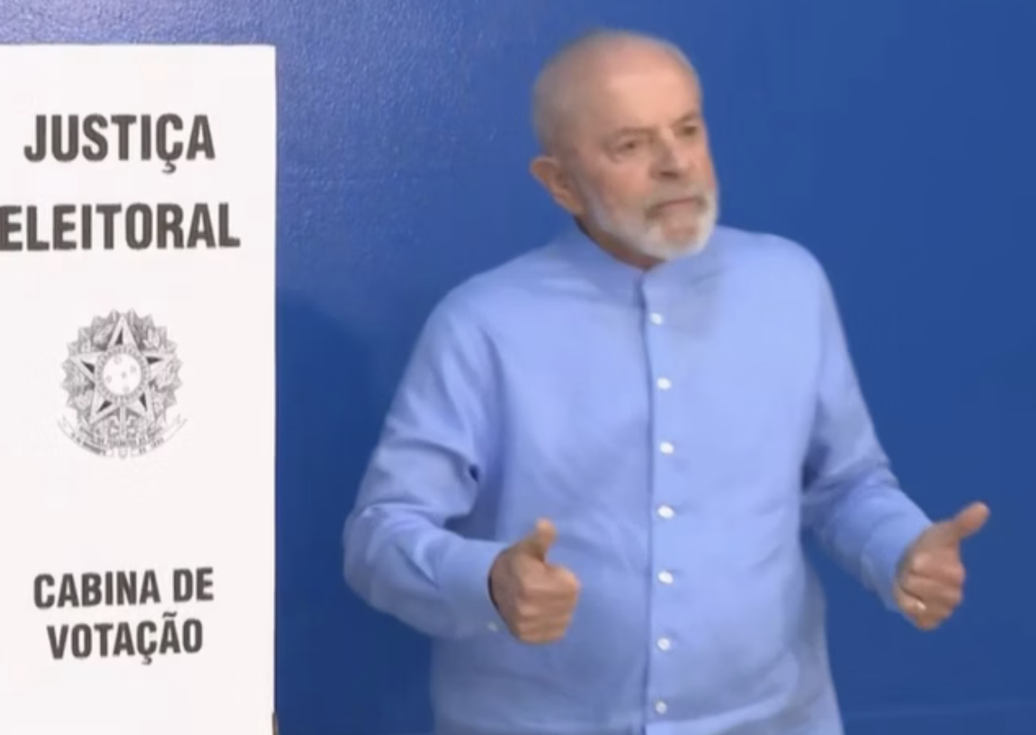 Lula vota e pede que eleitor conheça biografia dos candidatos