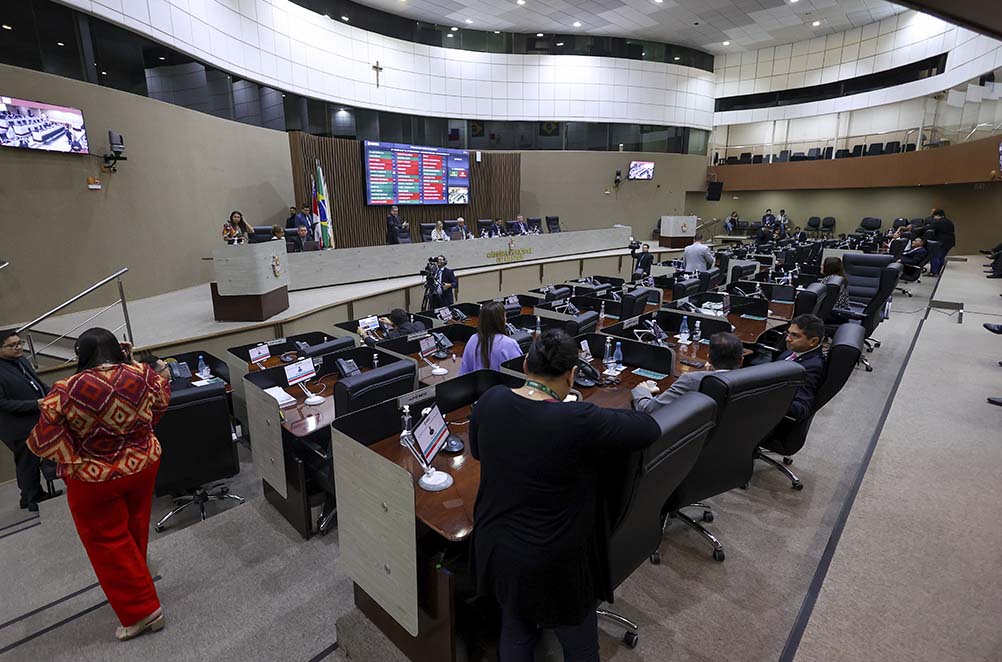 Vereadores de Manaus aumentam o próprio salário: de R$ 18 mil para R$ 26 mil