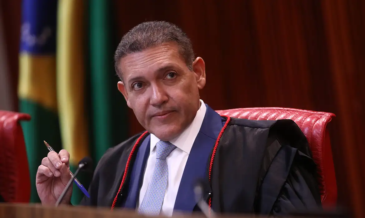 Nunes Marques toma posse na presidência do TSE e vai comandar eleições