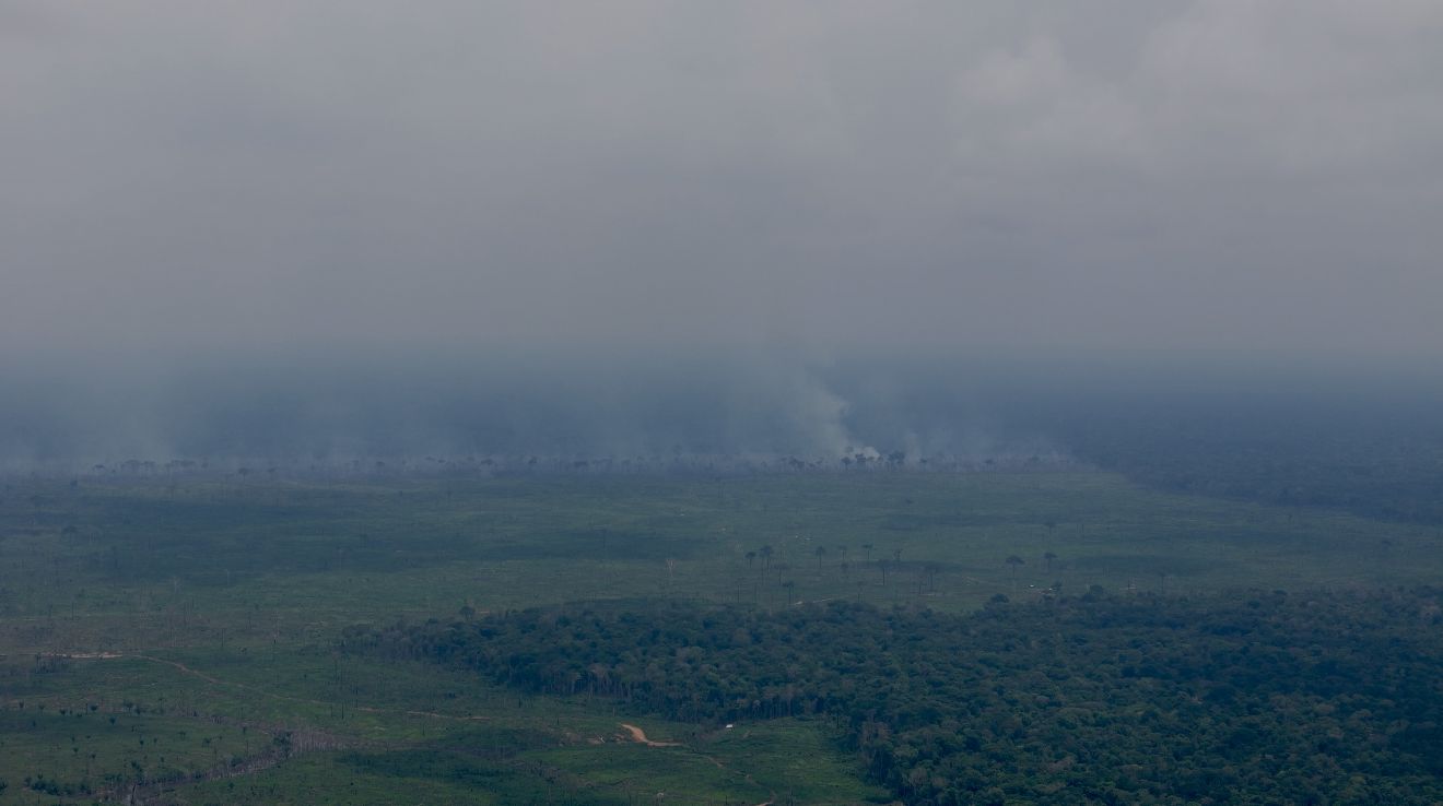 Fumaça cobre o céu de Borba após possível crime ambiental