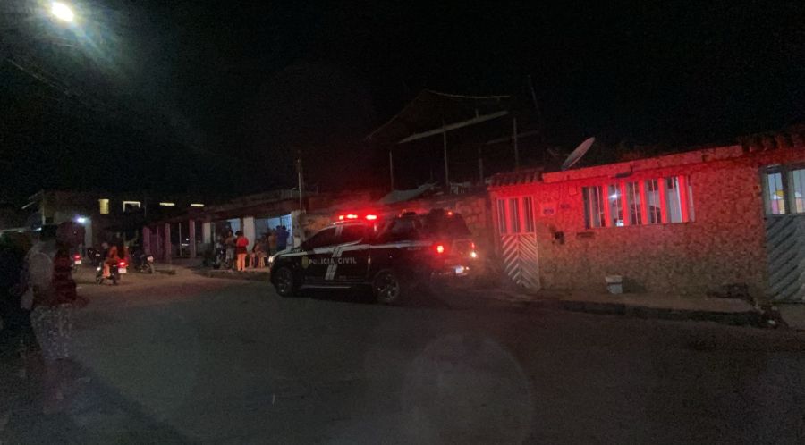 Homem mata madrasta e irmão adolescente a facadas no Jorge Teixeira