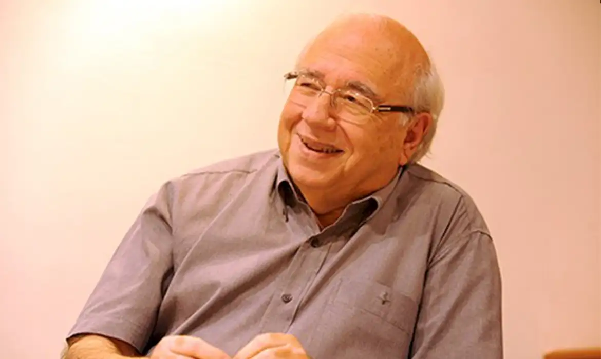 Escritor Luis Fernando Verissimo  permanece internado em estado grave em Porto Alegre