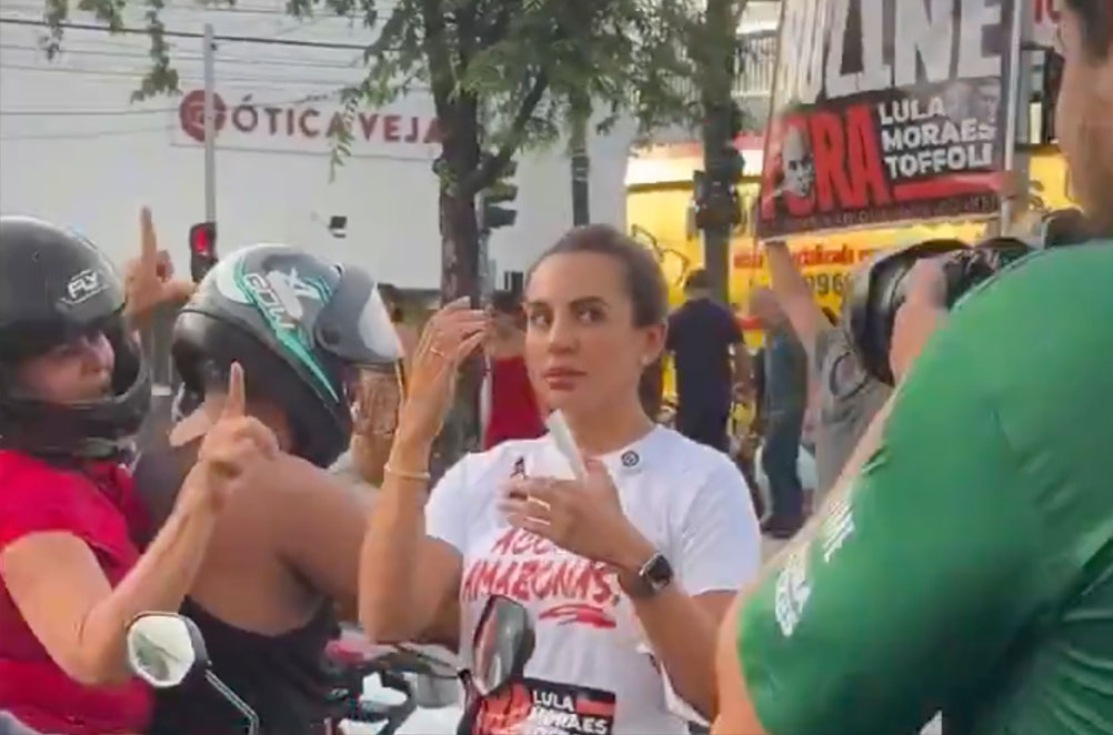 Débora Menezes vira chacota nacional após adesivaço fracassado em Manaus