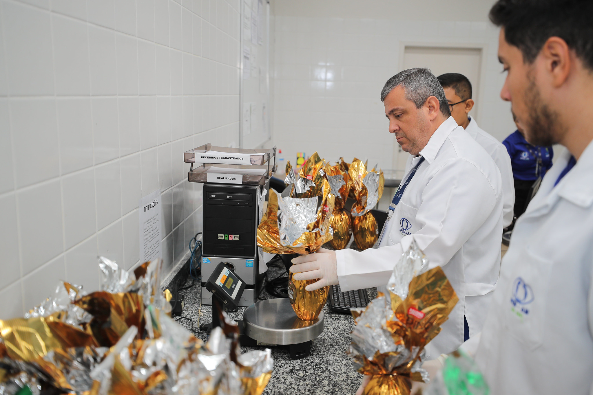 Ipem-AM fiscaliza comércios na venda de Ovos de Chocolate e orienta consumidores