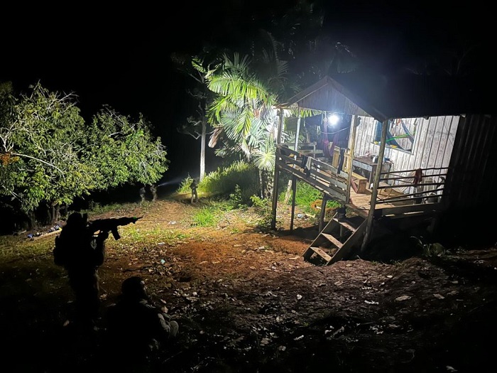 Vídeo: Trio é preso com toneladas de drogas, armamentos e lancha no Amazonas