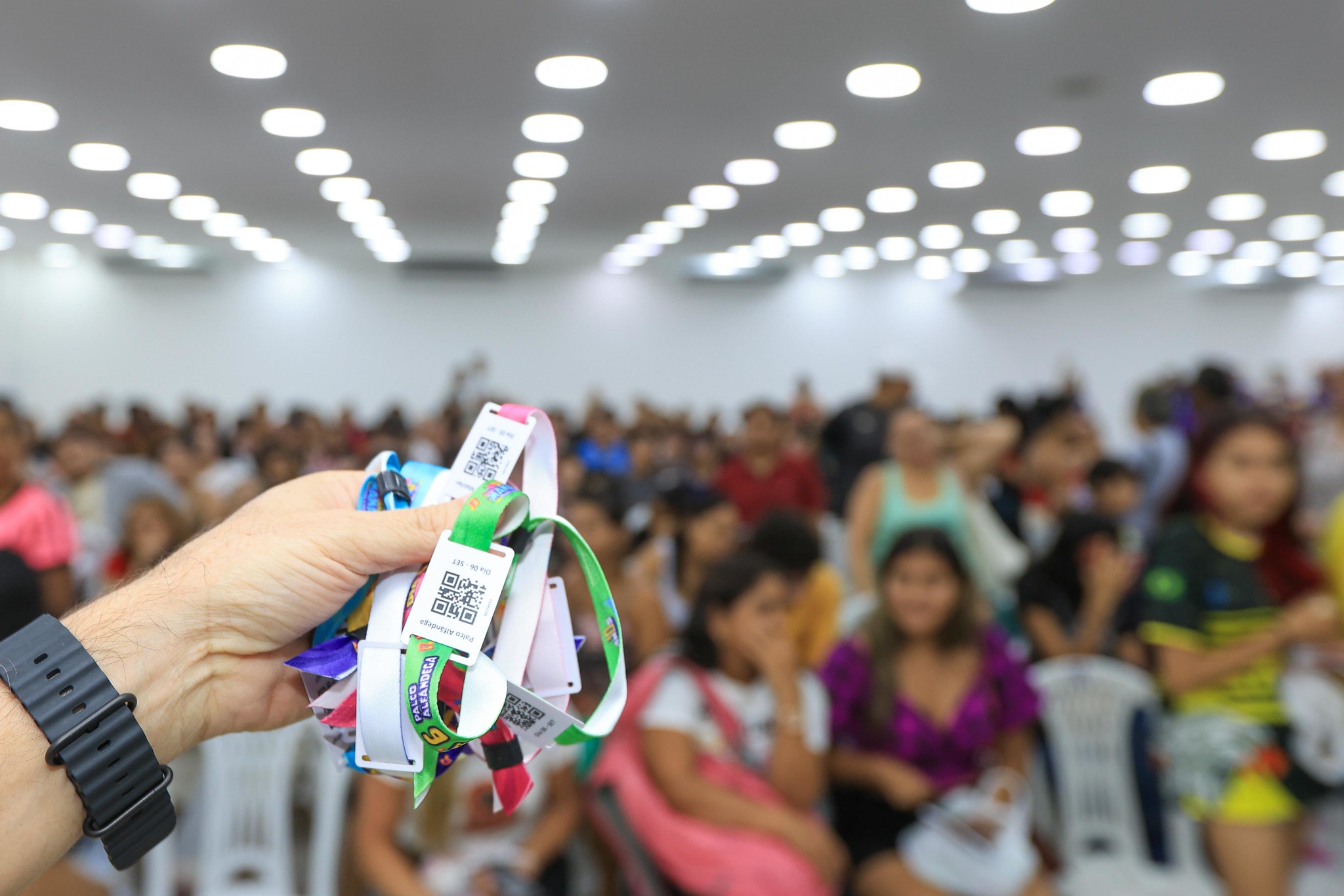 Prefeito alerta contra venda ilegal de pulseiras do 'Sou Manaus 2025'