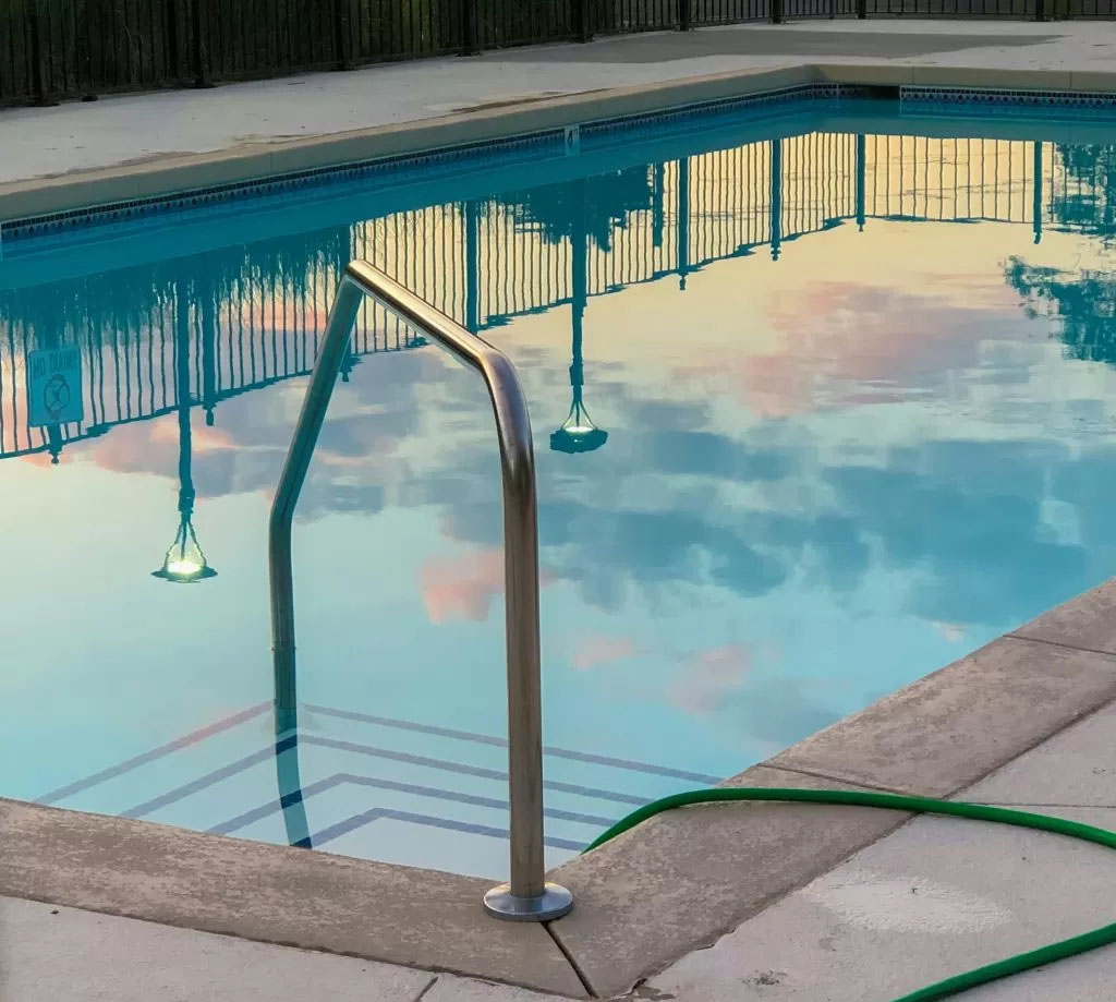 Mulher é encontrada morta dentro de piscina em espaço de festas