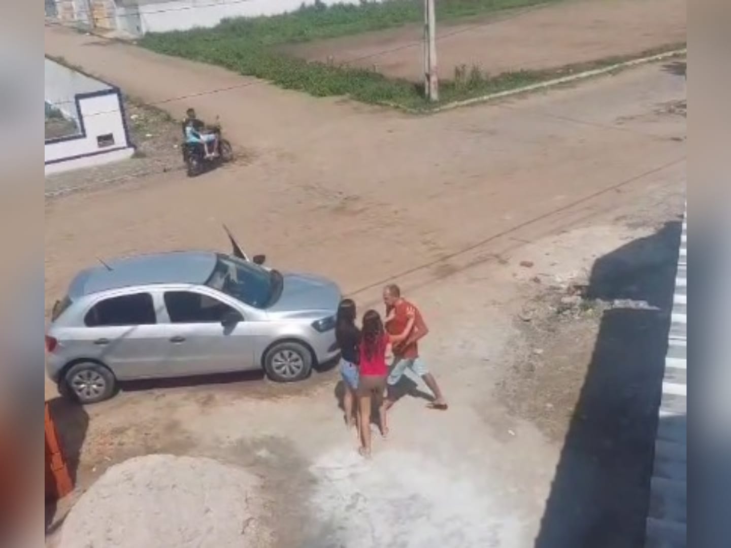 Vídeo: Homem é flagrado socando esposa e filha no Dia dos Pais