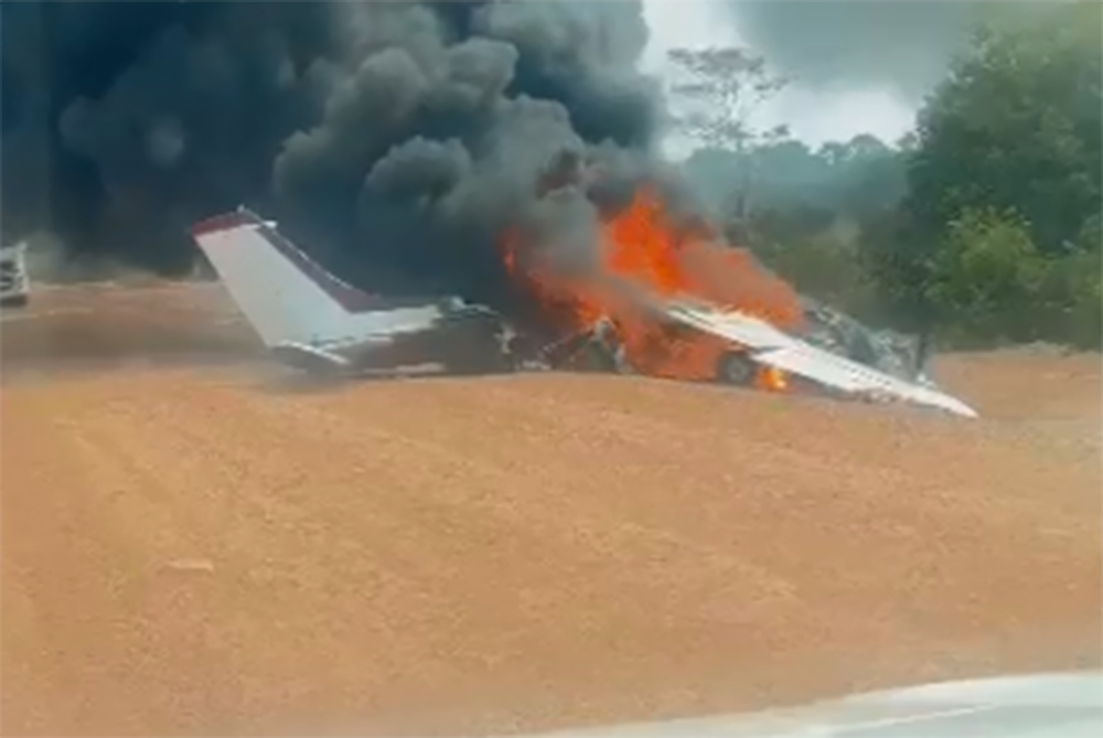 Vídeo: Avião de pequeno porte pega fogo na BR-319