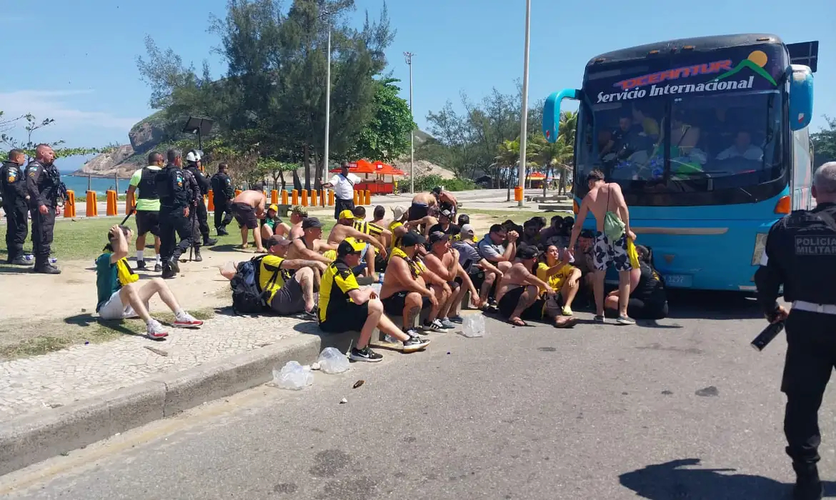 Mais de 200 torcedores do Peñarol são presos por confusão no Rio
