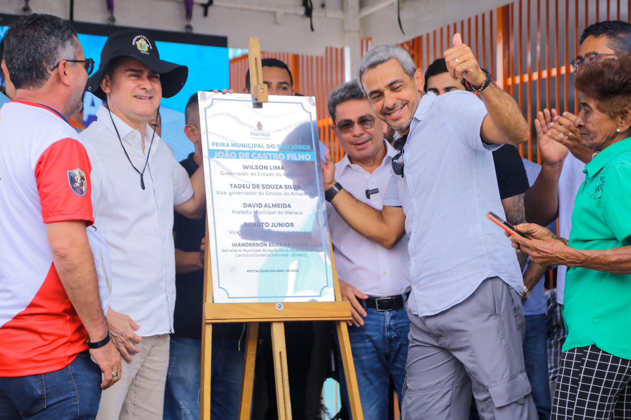 David Almeida entrega Feira do São Jorge com nova estrutura