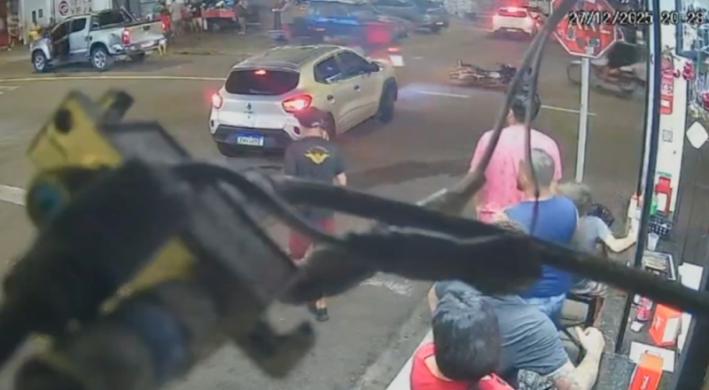 Vídeo: suspeito de assalto bate moto durante fuga no bairro Alvorada