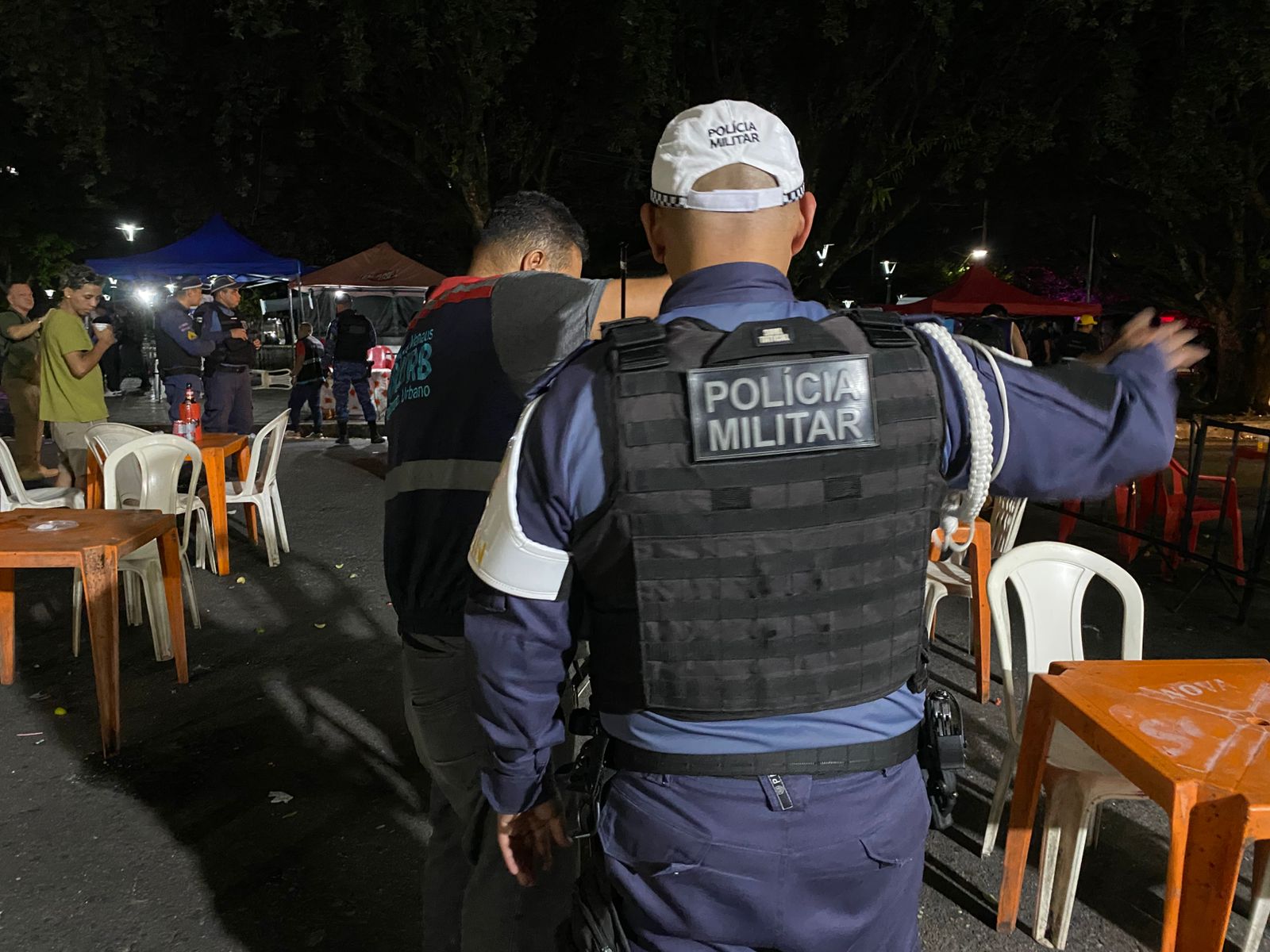 Bar é autuado e estruturas são retiradas durante operação no Centro de Manaus