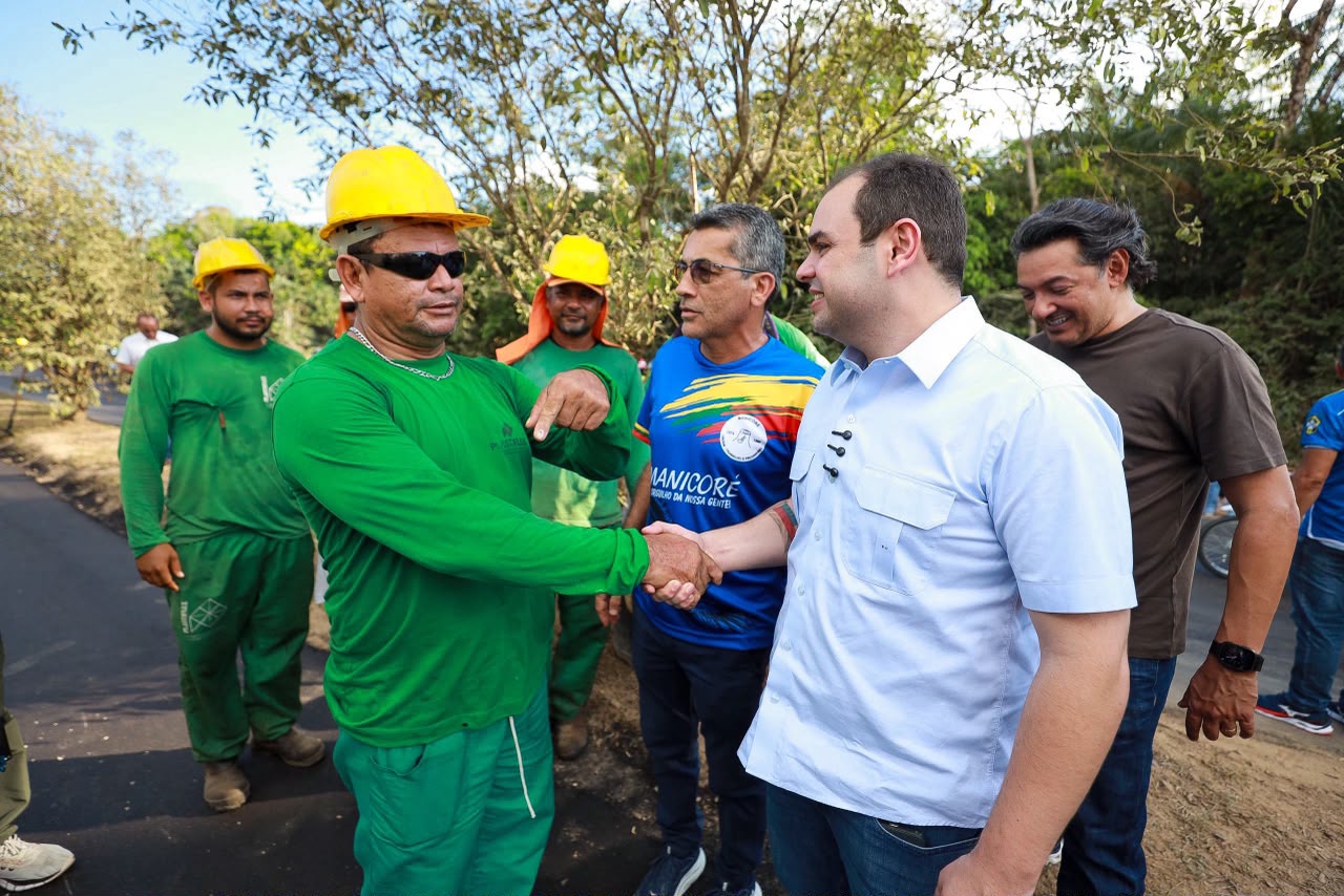 Roberto Cidade fiscaliza obras de pavimentação em Manicoré