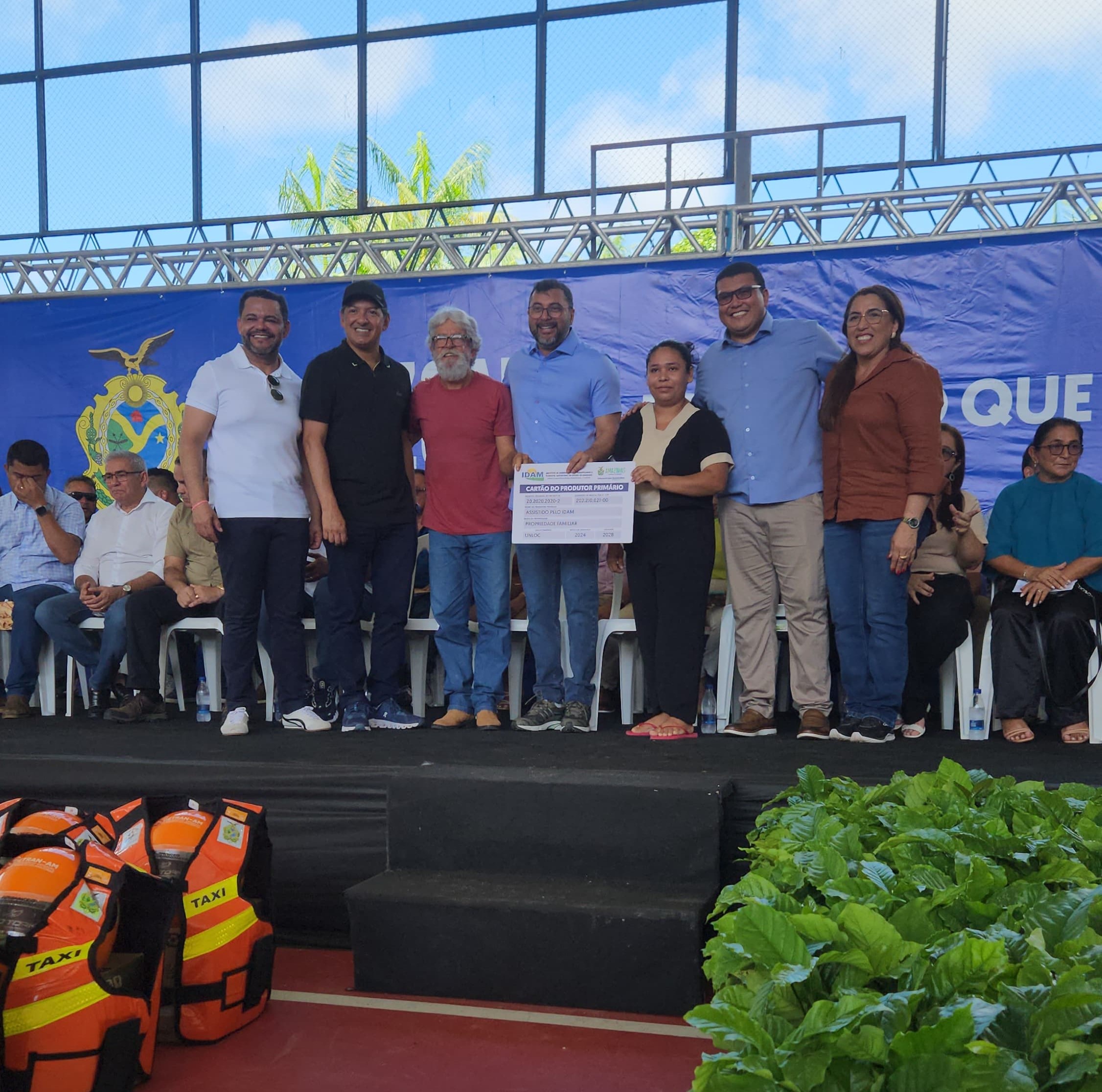 Em Barcelos, Governo do Amazonas entrega 116 documentos rurais a agricultores familiares