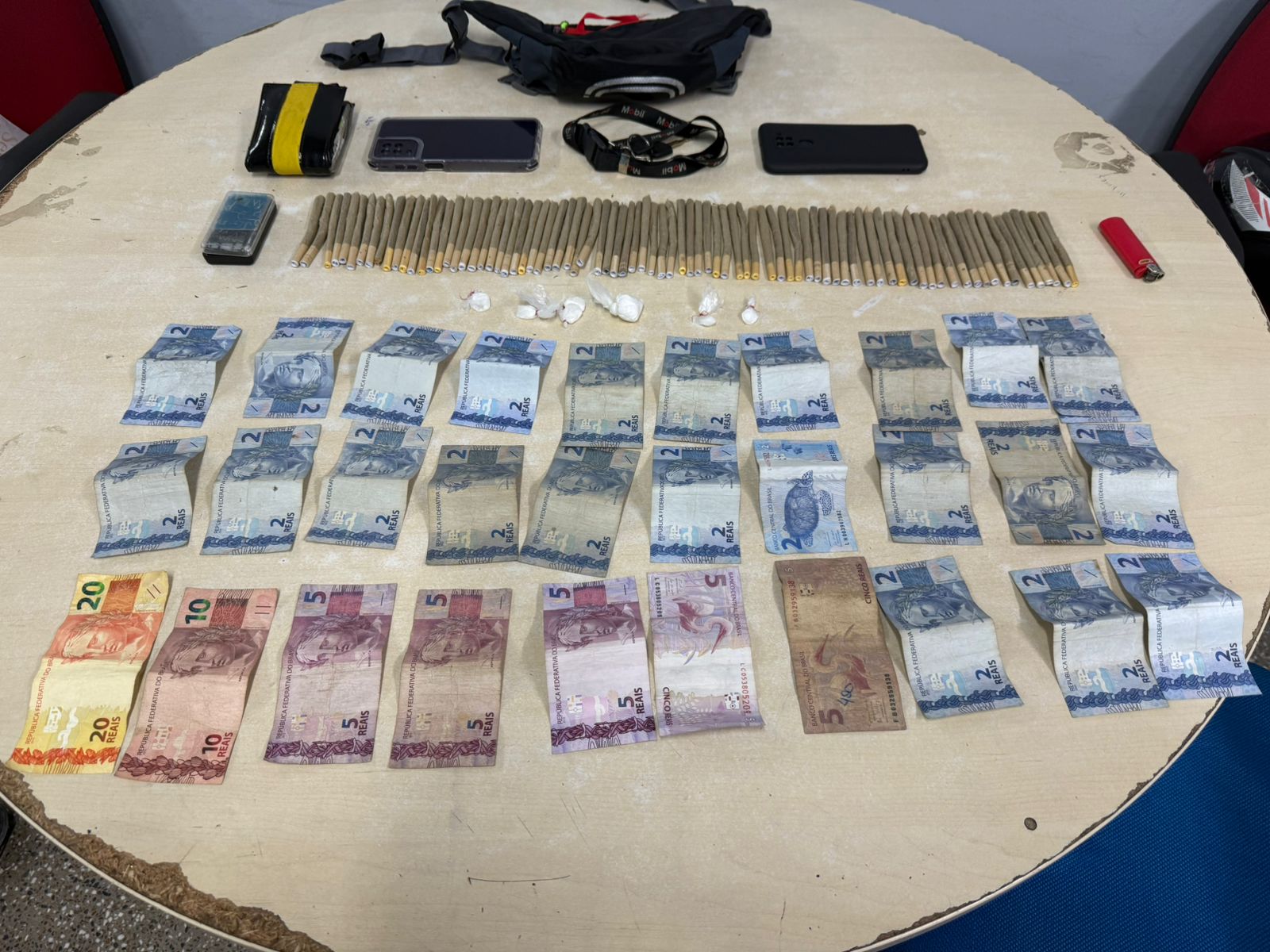 Pai e filho são presos vendendo  drogas em beco no Mauazinho