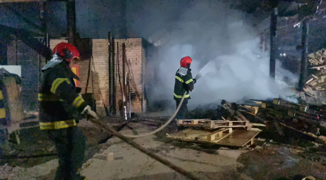 Corpo de Bombeiros combate incêndio em olaria em Iranduba