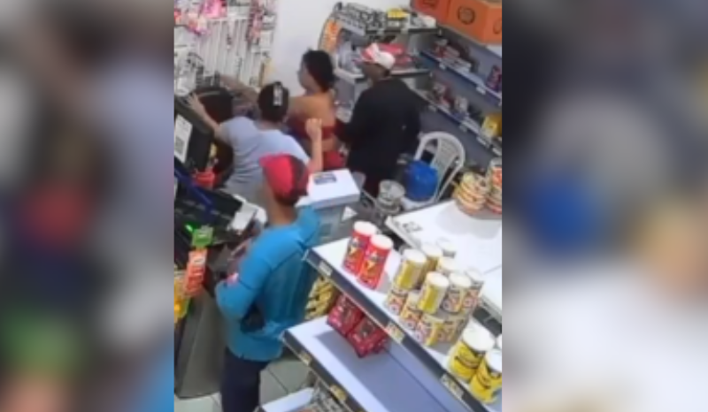 Vídeo: trio assalta mercadinho e agride funcionários no bairro Novo Aleixo