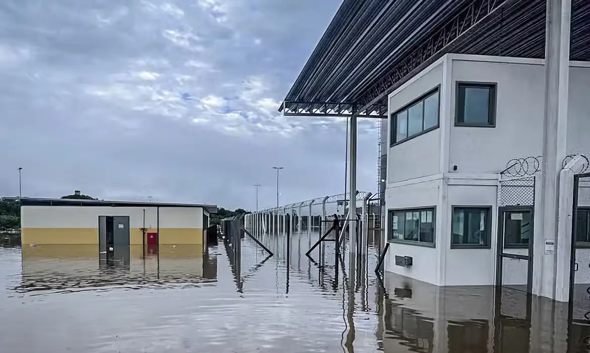 Mais de 1 mil presos são transferidos após penitenciária inundar no RS