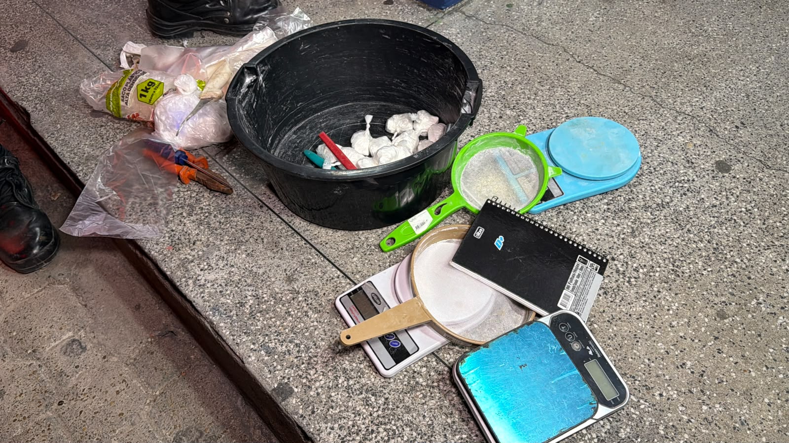 Vídeo: Polícia desarticula laboratório de drogas no bairro Riacho Doce