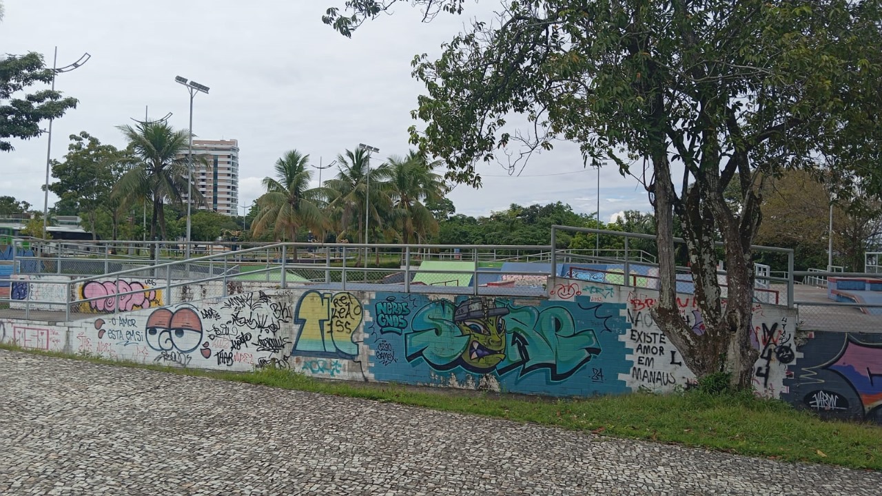 Pichação na Ponta Negra causa despesa com repintura para prefeitura