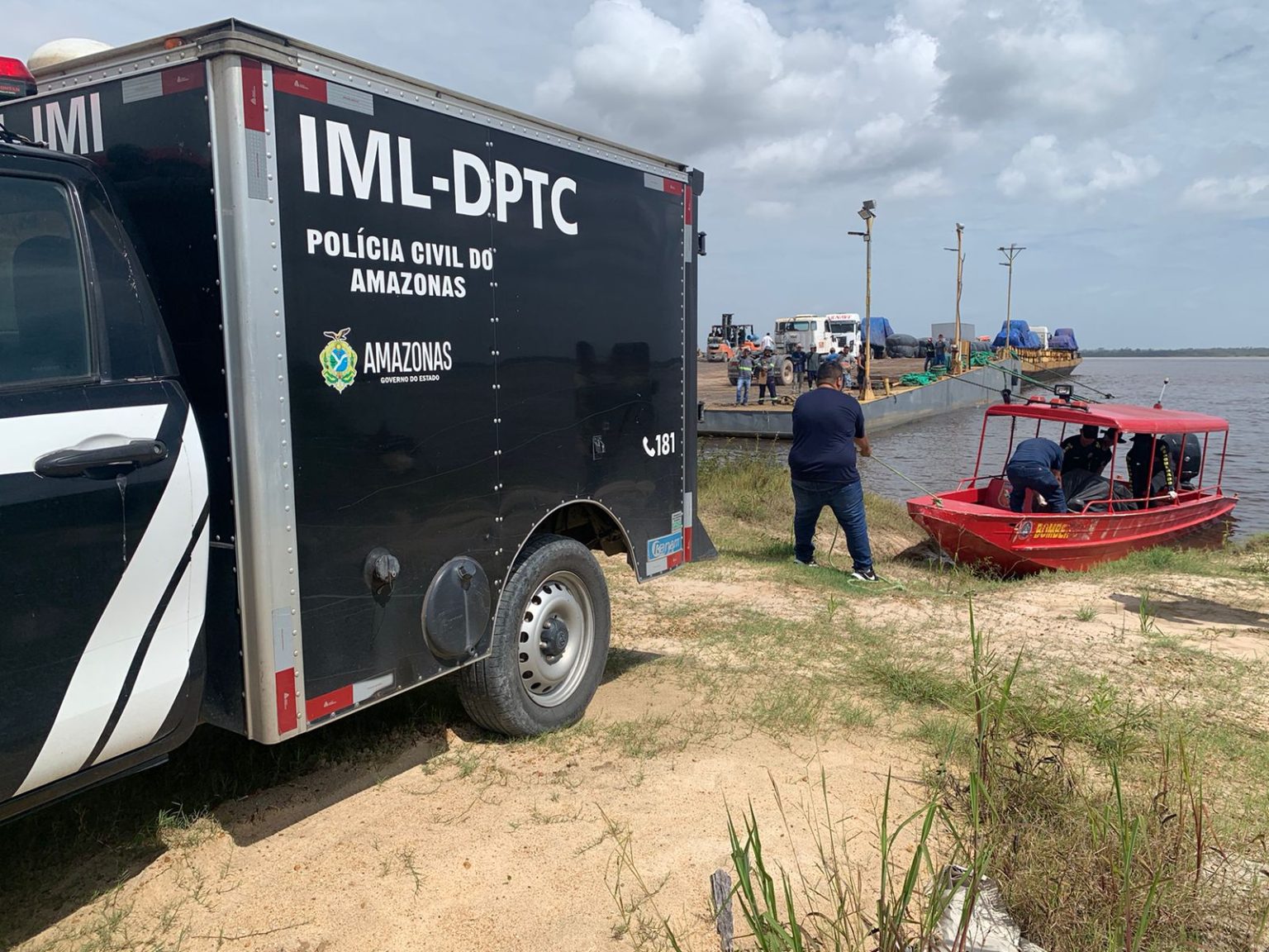 Corpo é encontrado no Rio Amazonas por equipes de buscas do naufrágio em Manaus