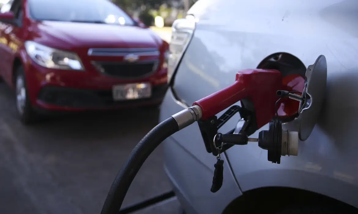 Governo cria subsídio de até R$ 0,89 para segurar preço da gasolina
