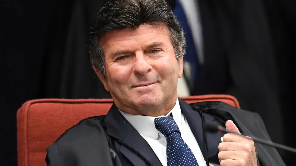 Fux diverge de Moraes e vota contra restrições a Bolsonaro
