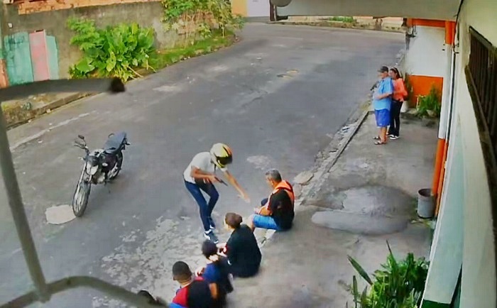 Vídeo mostra trabalhadores sendo assaltados enquanto esperavam ônibus no Mutirão