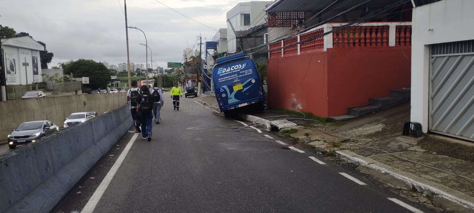 Alça superior da avenida Darcy Vargas é interditada após acidente
