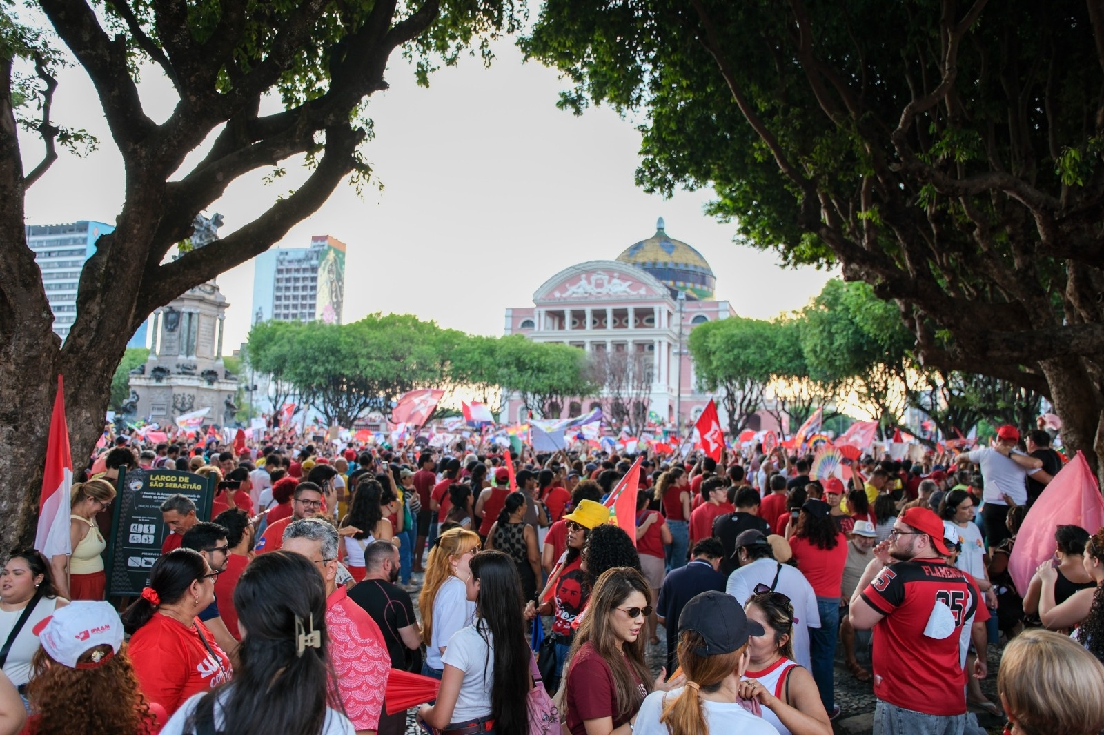 'Vira Vira Lula': apoiadores do presidente fazem ato no Largo de São Sebastião neste sábado