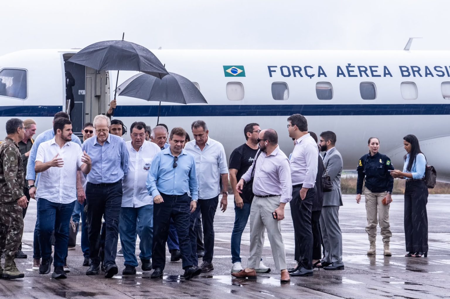 Ministro anuncia reforço das Forças Armadas e mais aviões para combate às queimadas no Amazonas