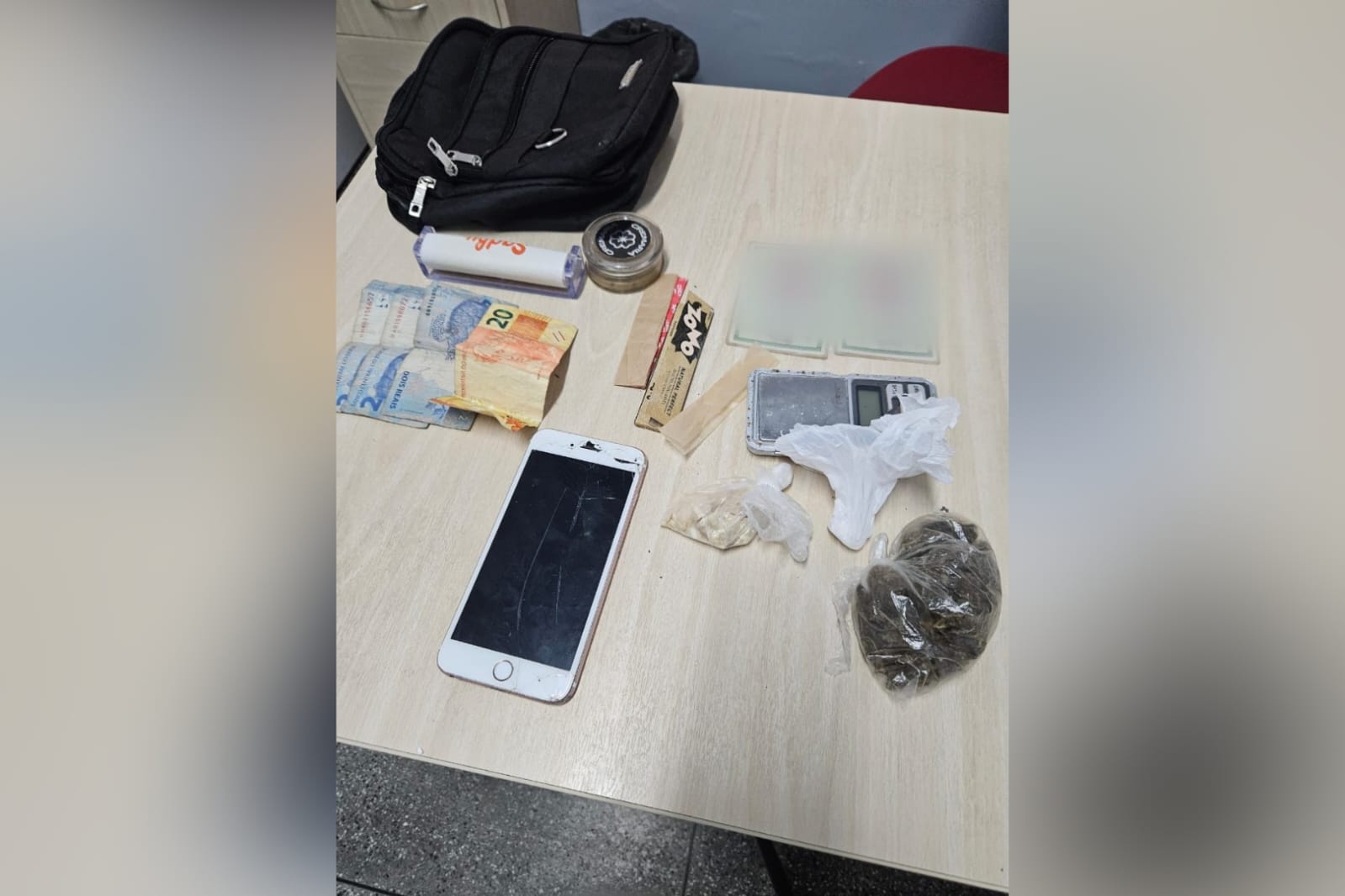 Gêmeos são presos por vender drogas na zona norte de Manaus