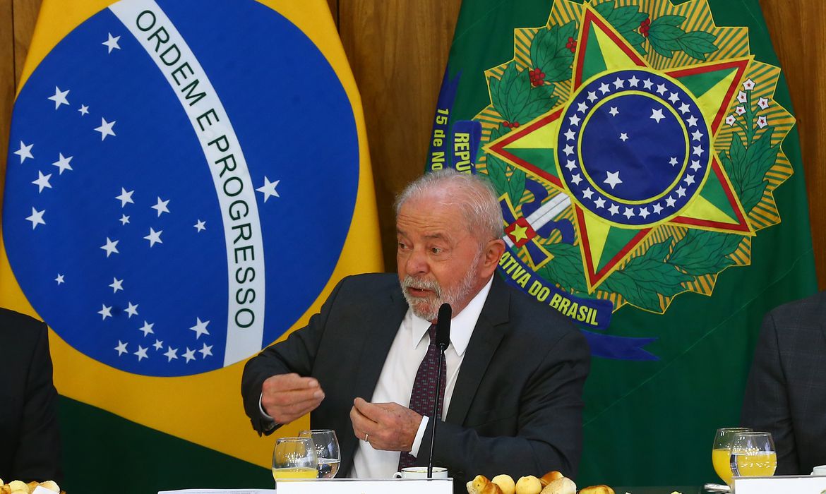 Lula teria 48%, contra 39% de Tarcísio em cenário de 2º turno, aponta Datafolha